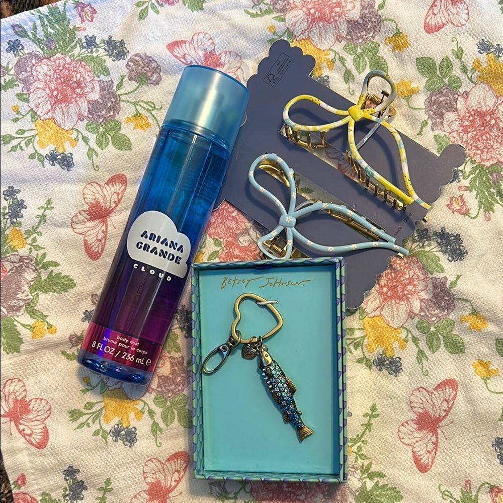 Ariana Grande Cloud Mist with Vibrant Accessories